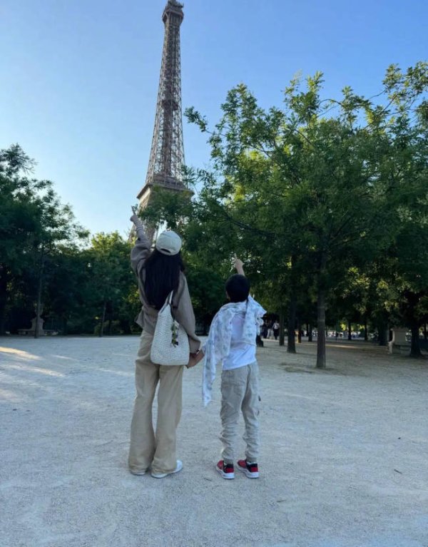 达宝优配 杨颖晒与小海绵在巴黎背影照 母子手牵手超温馨