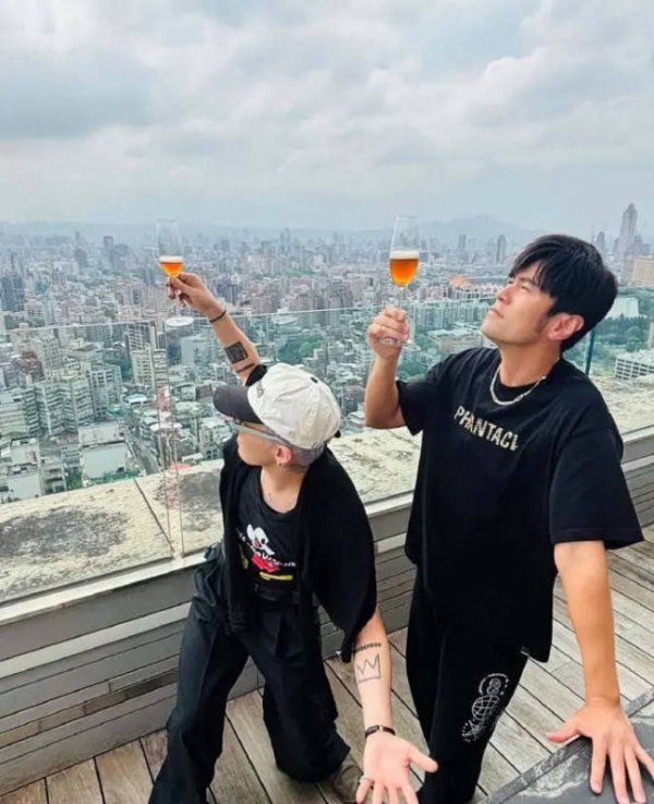 港联证券 周杰伦晒与权志龙同框合照 两人举杯对饮气氛融洽