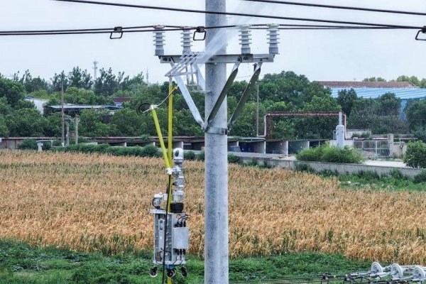 恒瑞行配资 攀爬式配电机器人首次用于荆门电网维护   30分钟完成多项作业