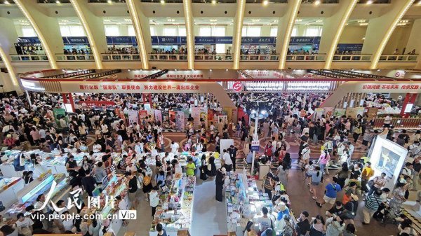 兴盛网 上海：书展现场人头攒动