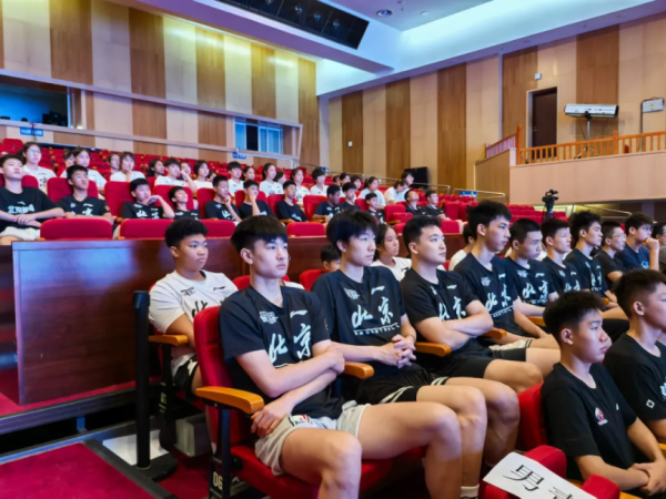 凤凰策略 铭记历史 珍视和平 北京首钢篮球俱乐部集体观看九三阅兵